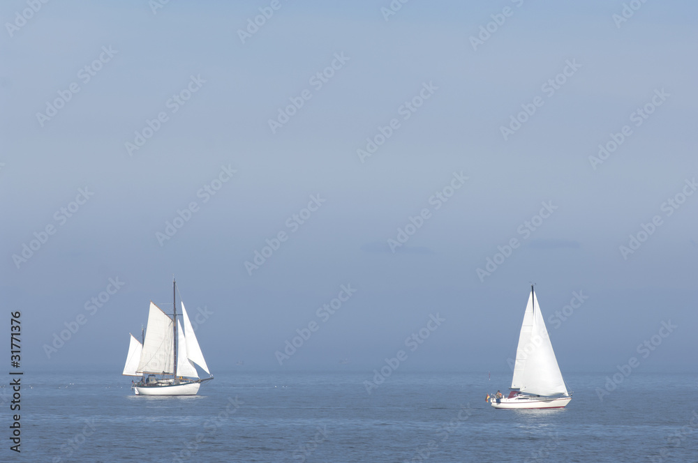 Segelboote auf der Ostsee vor Strande bei Kiel