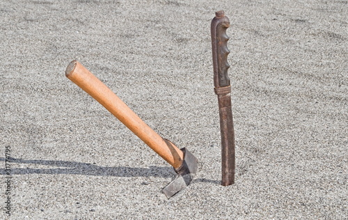 Axt und Entermesser am Strand photo