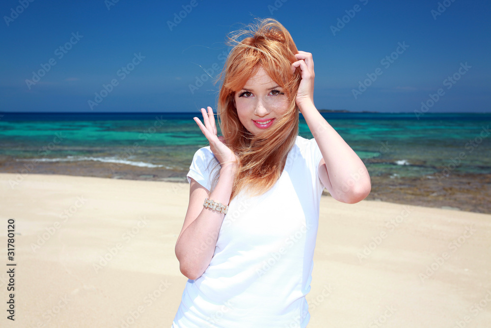 コマカ島のビーチで休日を過ごす笑顔の女性