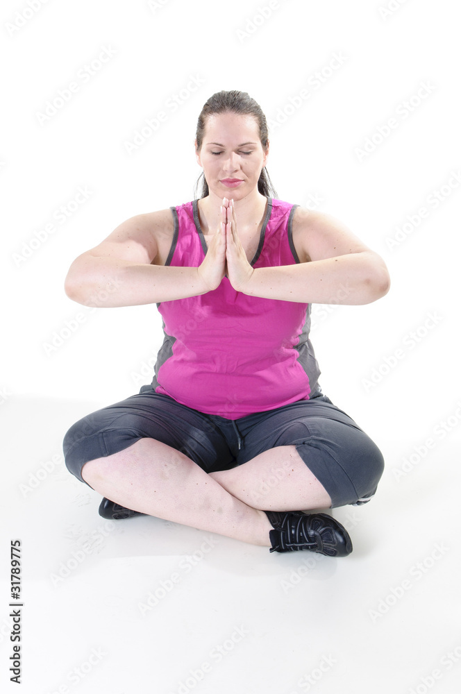 Übergewichtige erwachsene Frau macht Yoga Übergewichtige erwachsene Frau macht Yoga