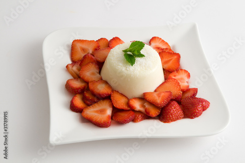 Panna cotta mit Erdbeeren