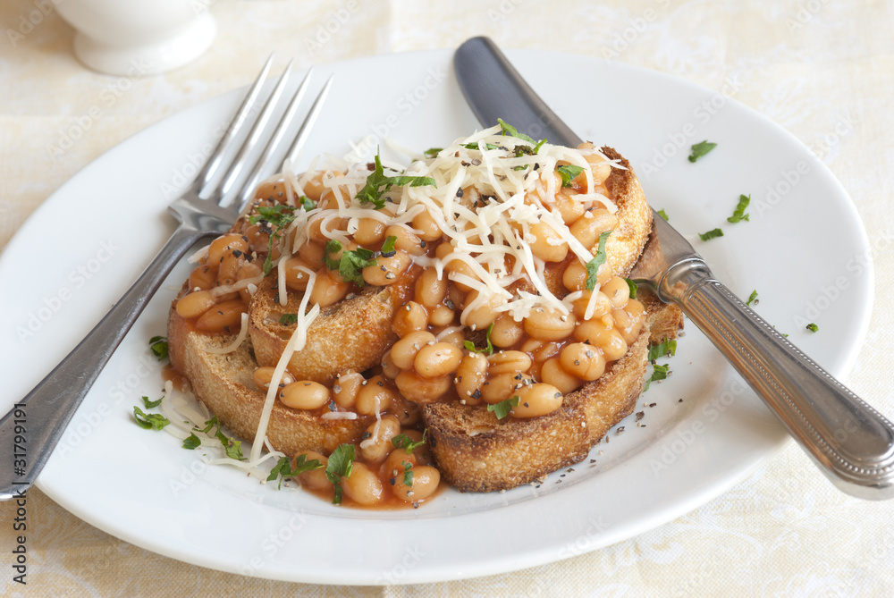 Toast with baked beans and grated cheese Toast with baked beans and grated cheese