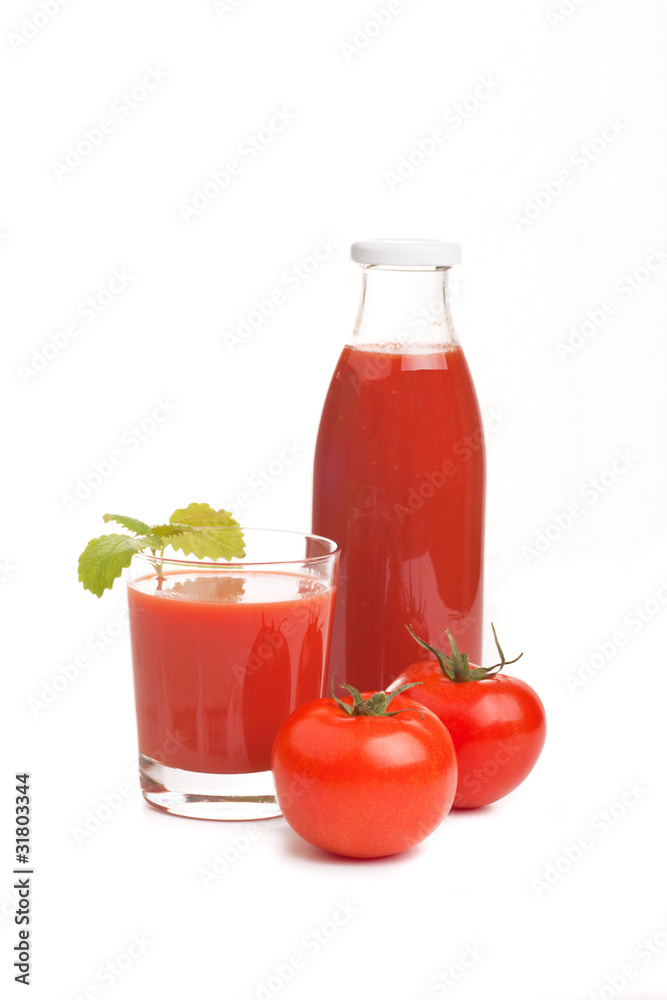 Tomatensaft im Glas mit Tomaten und Flasche Tomatensaft im Glas mit Tomaten und Flasche