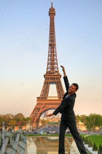 Paris / Männermodel vor dem Eiffelturm © XtravaganT