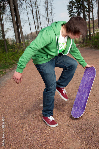 Junger Mann mit Skateboard 579 photo