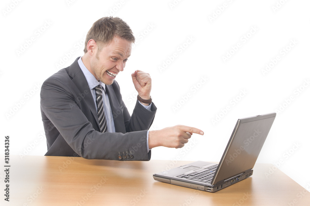 Manager hat Erfolgserlebnis am Laptop Manager hat Erfolgserlebnis am Laptop