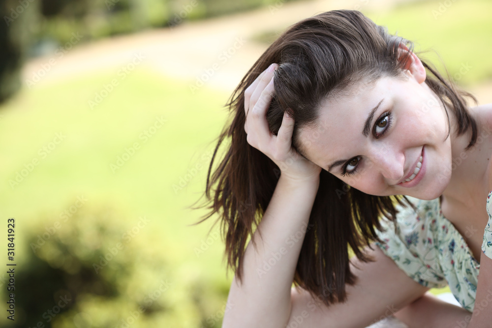 Naklejka premium ritratto di ragazza su sfondo natura
