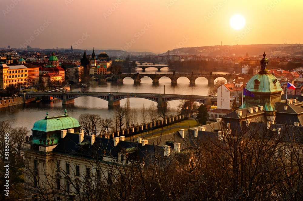 Fototapeta premium Panoramiczny widok na Most Karola i zachód słońca Pradze światła.