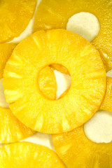 Keuken achterwand Plakjes fruit Verse ananas tropische gele vrucht  © Stillfx