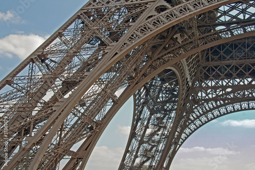 pieds de la tour eiffel entre ciel et nuages