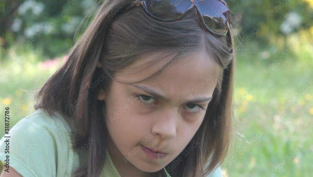 fillette fâchée