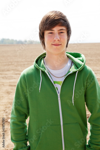 Junger Mann in grüner Kapuzenjacke 588 © Edler von Rabenstein