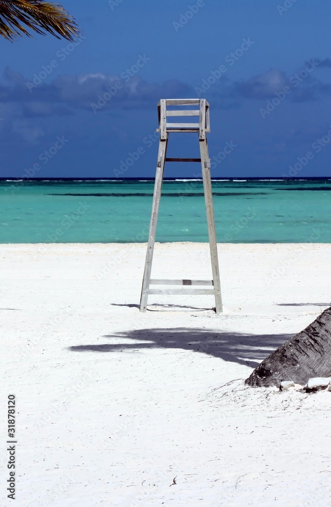 chaise de sauveteur et palmier sur plage de sable blanc Photos | Adobe Stock