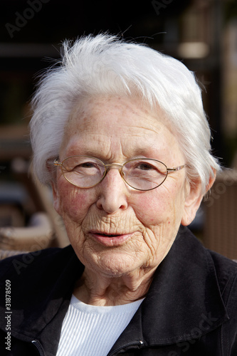 Nette alte Dame Portrait im Cafe