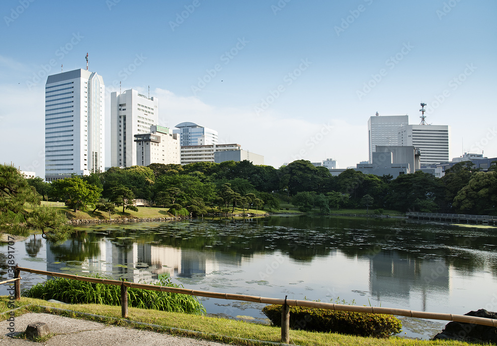 Obraz premium city park and skyline in tokyo japan