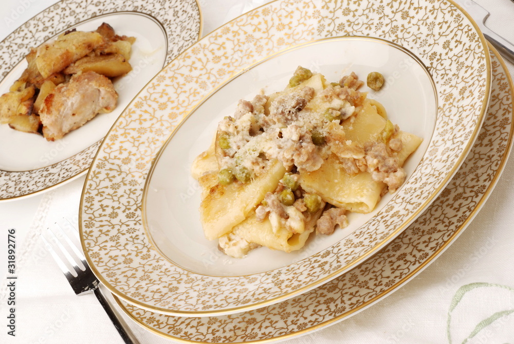 PASTA CON CARNE E PATATE ED INVOLTINO PASTA CON CARNE E PATATE ED INVOLTINO