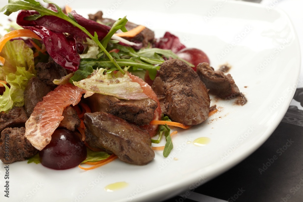 Beef with grapefruit and rucola salad