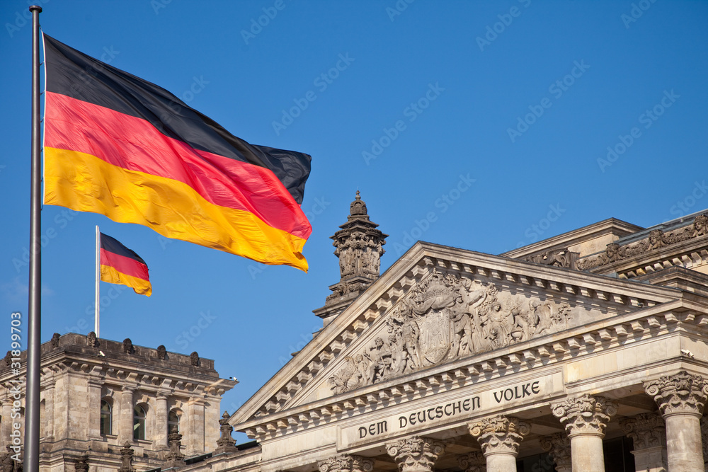 Obraz premium Reichstag - Bundestag in Berlin - Deutschlandfahne