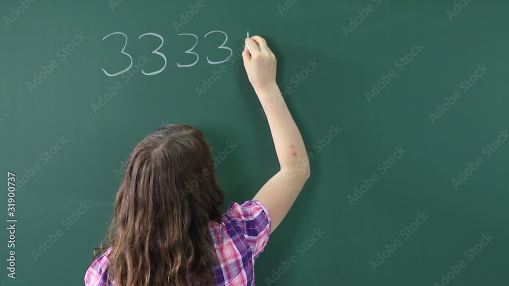 schulkind löst eine rechenaufgabe