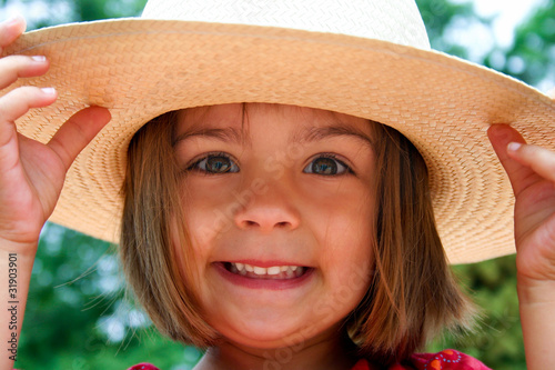 fillette enthousiaste avec son chapeau photo