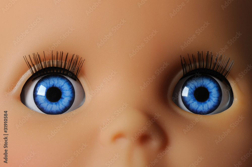 Foto Stock occhi di bambola azzurri | Adobe Stock