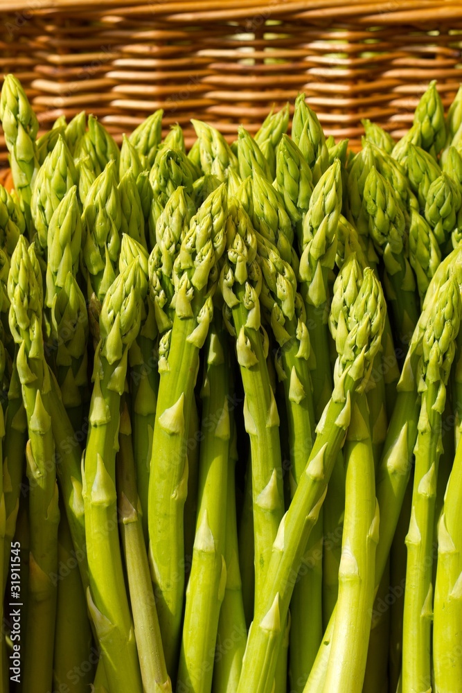 Fototapeta premium Grüner Spargel im Weidenkorb