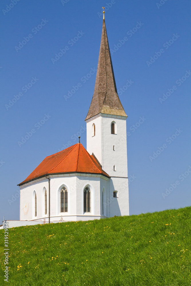 Kirchlein auf Frühlingswiese in Bayern