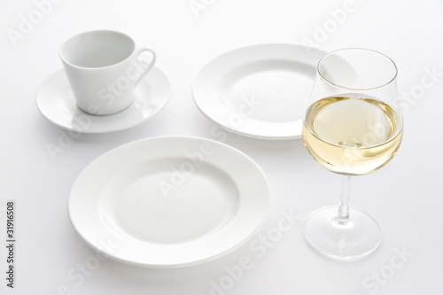 白背景に並べた食器とワイン
