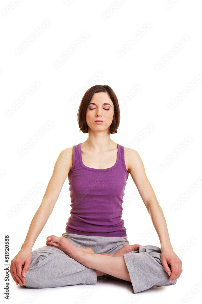Frau macht Yoga im Schneidersitz Frau macht Yoga im Schneidersitz