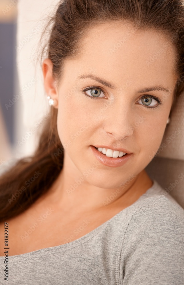 Naklejka premium Portrait of attractive female smiling