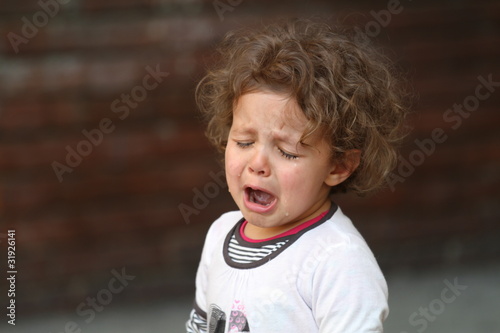 bambina che piange photo
