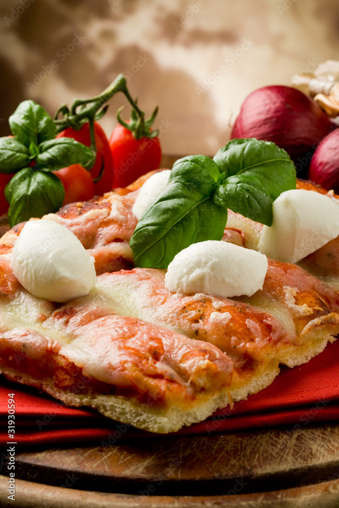 Pizza con Mozzarella di Bufala Pizza con Mozzarella di Bufala