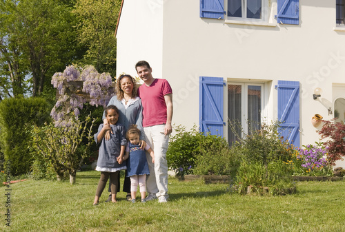 Famille devant la maison photo