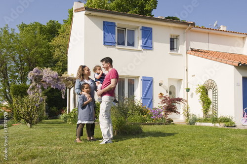Famille devant la maison