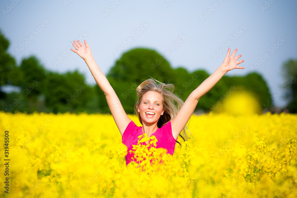 Naklejka premium lebensfreude im rapsfeld