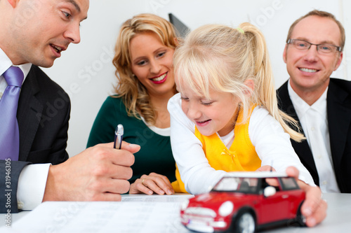 Familie mit Berater - KFZ Kredit photo