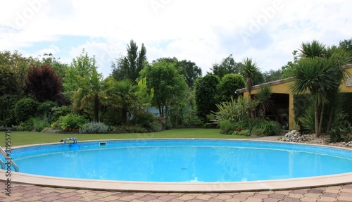 piscine dans un jardin exotique