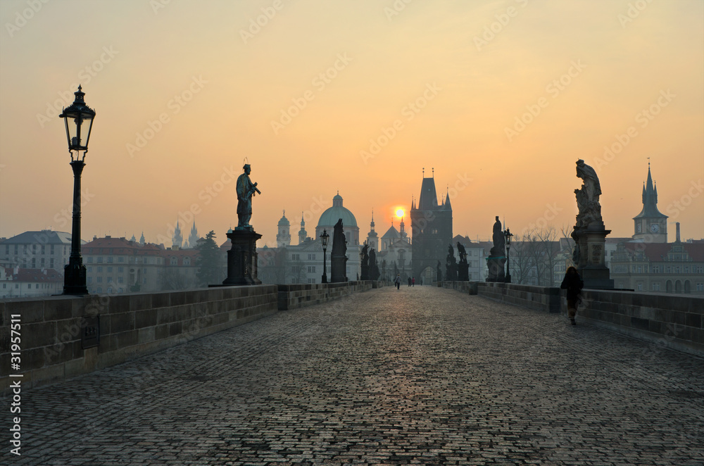 Obraz premium Wschód słońca w Pradze, widok z Mostu Karola