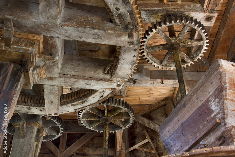 zahnräder in einer alten windmühle