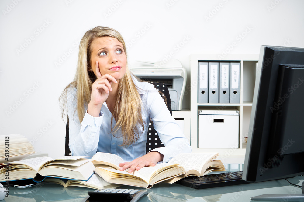 junge frau sitzt nachdenklich vor ihrem chaos