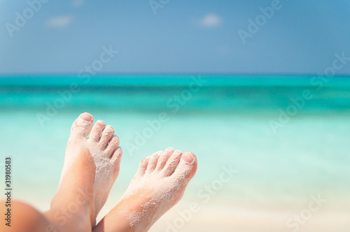 sandige Füße am Strand