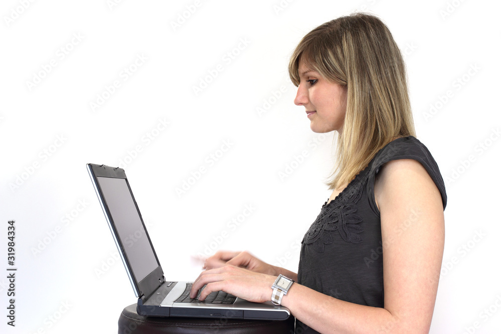 Junge hübsche blonde Frau am Laptop Junge hübsche blonde Frau am Laptop