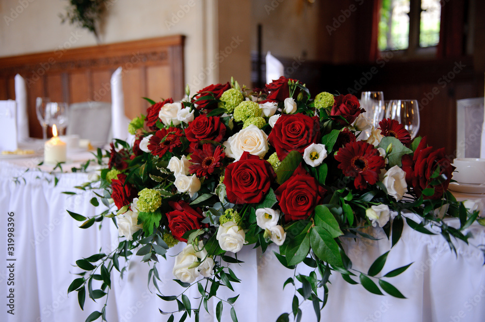 Fototapeta premium Red roses decorate wedding table