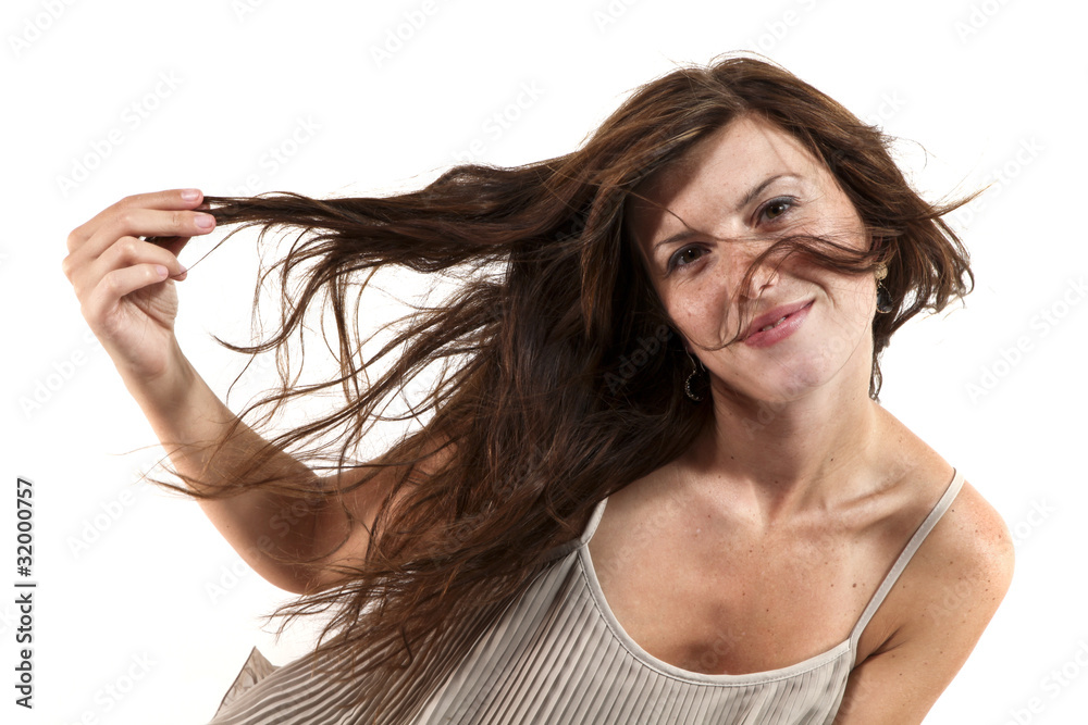 ragazza con capelli mossi in studio, fondo bianco ragazza con capelli mossi in studio, fondo bianco