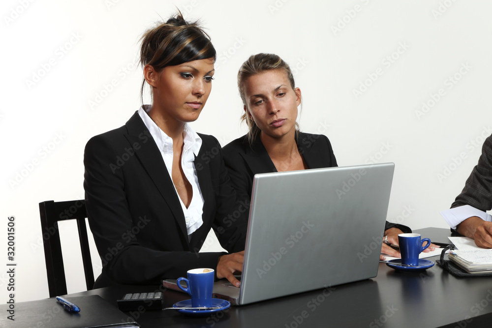 due donne lavorano insieme con il computer due donne lavorano insieme con il computer