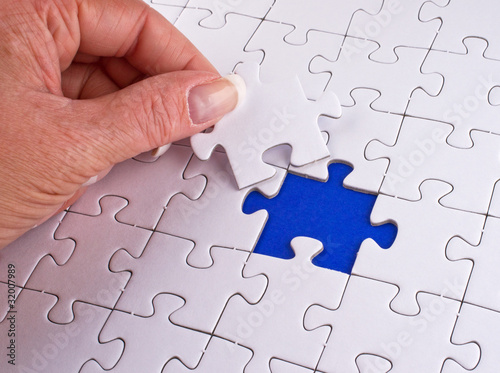 Puzzle mit Hand Business Konzept