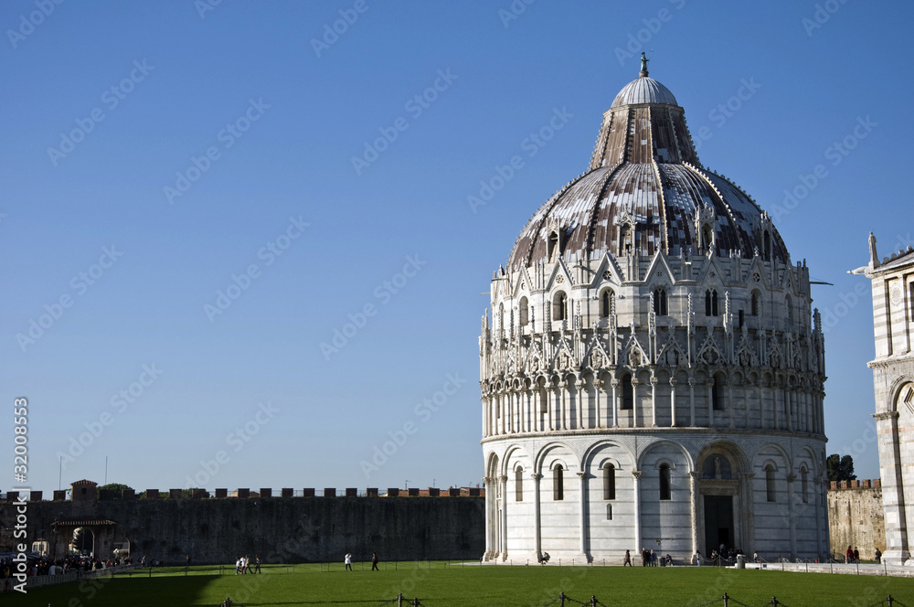 Veduta del Battistero e mura di cinta a Pisa