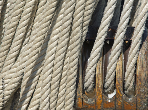 Takelage eines traditionellen Segelschiffes im Hafen von Kiel
