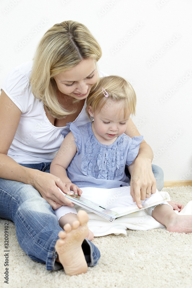 mutter und tochter lesen ein buch mutter und tochter lesen ein buch