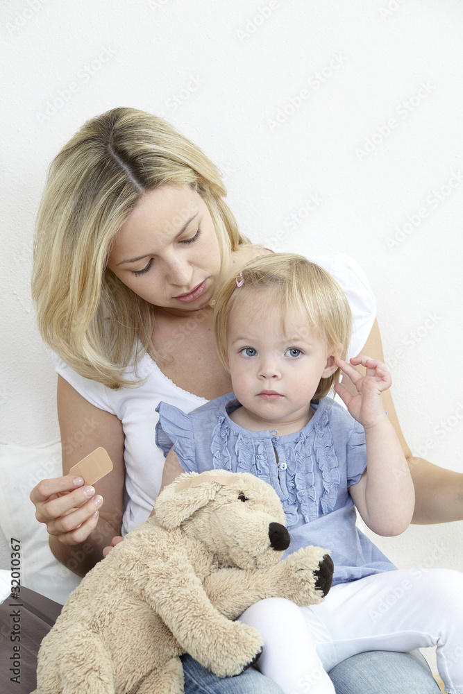 mutter und tochter mit pflaster mutter und tochter mit pflaster